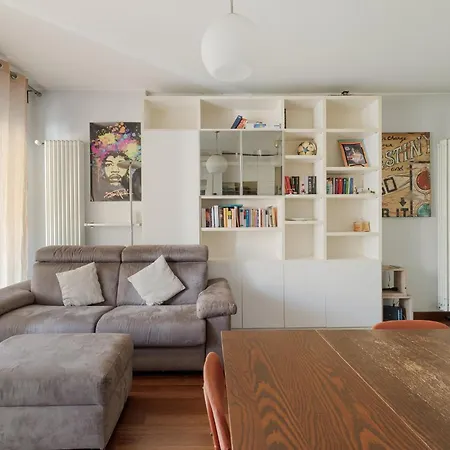 Guesthost - Stylish Viale Toscana アパート